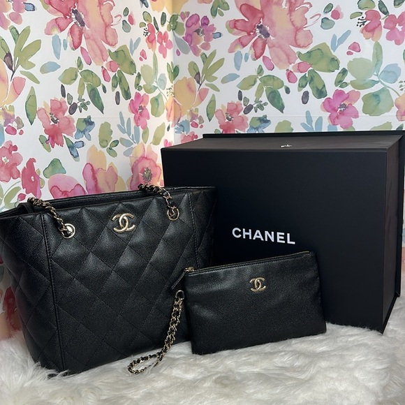 💯Authentic Chanel Quilted Shopping Bag PM Size- Good As New 🍀 - Picture 13 of 17